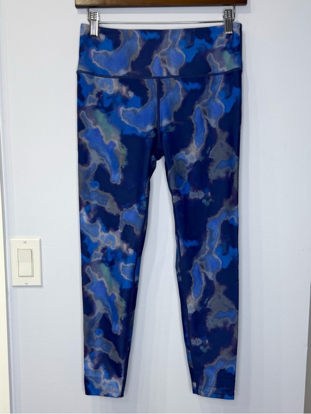 Aqua women’s medium Blue Marble Print High-Waist Leggings. Excellent condition!